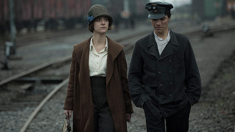 Babylon Berlin: Charlotte (LIV LISA FRIES) und Max (SEBASTIAN URZENDOWSKY)