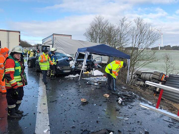Beschädigte Fahrzeuge stehen an einer Unfallstelle auf der Autobahn 6. Foto: Bauernfeind/News5/dpa/Archiv
