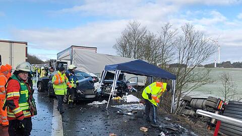 Beschädigte Fahrzeuge stehen an einer Unfallstelle auf der Autobahn 6. Foto: Bauernfeind/News5/dpa/Archiv