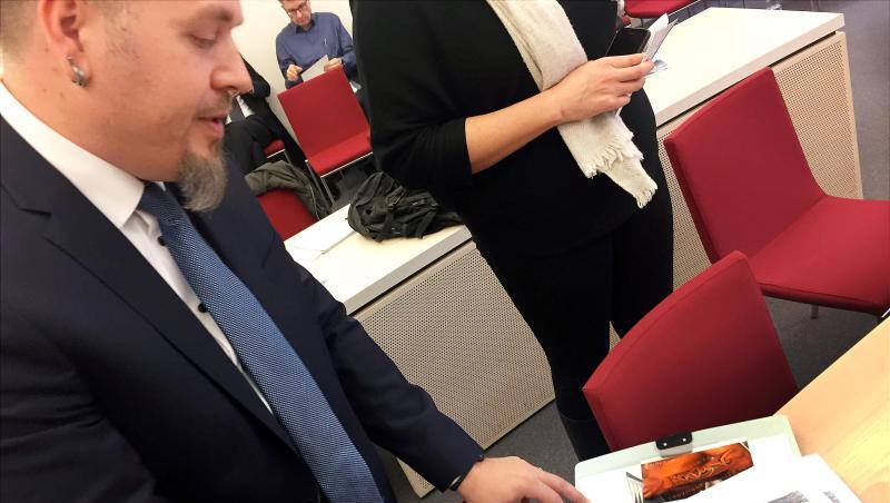 Polizeioberkommissar Jürgen Prichta hält bei der Verhandlung am Bayerischen Verwaltungsgerichthof die Entwürfe für sein geplantes Tattoo in den Händen. Polizeioberkommissar Jürgen Prichta hält bei der Verhandlung am Bayerischen Verwaltungsgerichthof die Entwürfe für sein geplantes Tattoo in den Händen.