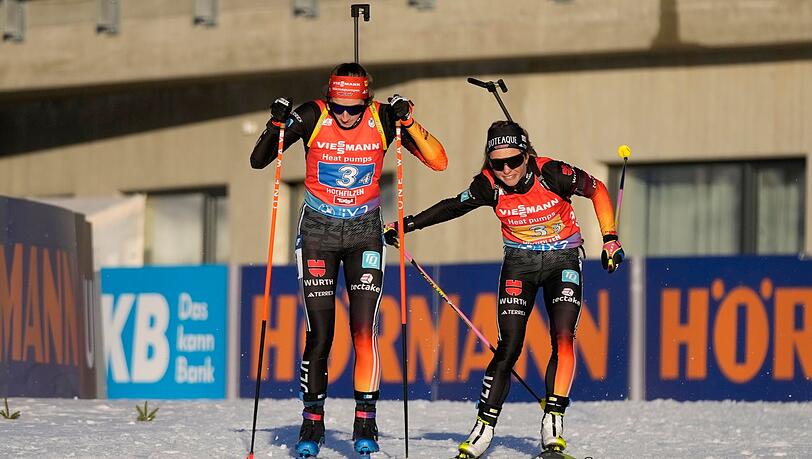 Marion Wiesensarter (r) bei der Übergabe an ihre Teamkollegin Vanessa Voigt.