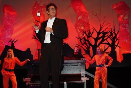 Er bannt das Publikum nicht mit dramatischem Spannungsaufbau, sondern mit Trickts, die gründlich schief gehen - und am Schluss natürlich doch glänzend funktionieren: Ed Alonzo ist der Zeremonienmeister bei der Illusionsshow "Magic".