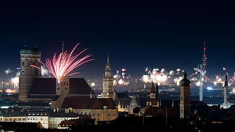 Feuerwerksraketen erleuchten in der Silvesternacht den Himmel &uuml;ber der M&uuml;nchner Innenstadt.