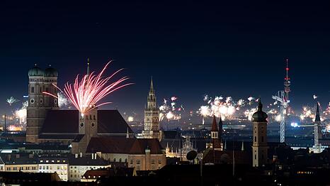 Feuerwerksraketen erleuchten in der Silvesternacht den Himmel &uuml;ber der M&uuml;nchner Innenstadt.