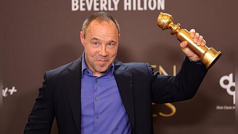 Stephen Graham mit einem seiner Golden Globes.