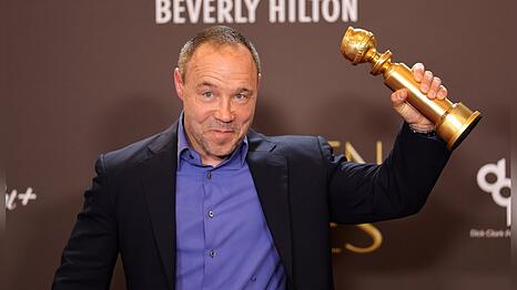 Stephen Graham mit einem seiner Golden Globes.