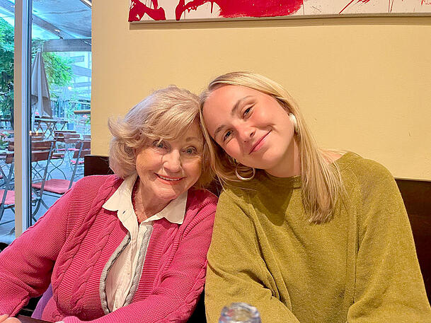 Margot Hellwig strahlt an der Seite ihrer Enkelin Olivia. Margot Hellwig strahlt an der Seite ihrer Enkelin Olivia.