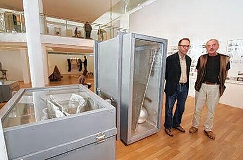 Zwischen Armuts-Kisten und Foto-Reisen: Horst Münch (li.) und Reiner Bergmann in der kunst galerie fürth.