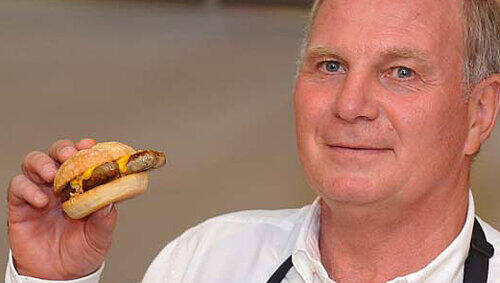 Mit dem Nürn-Burger bei Mc Donald’s hat Uli Hoeneß ein Mega-Geschäft abgeschlossen. Mit dem Nürn-Burger bei Mc Donald’s hat Uli Hoeneß ein Mega-Geschäft abgeschlossen.