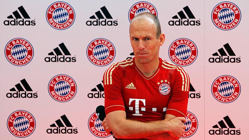 Goldenen Zeiten brechen beim FC Bayern an: Das neue Heimtrikot des Rekordmeisters kommt in rot und gold daher. Die Bilder der Präsentation aus der Allianz Arena