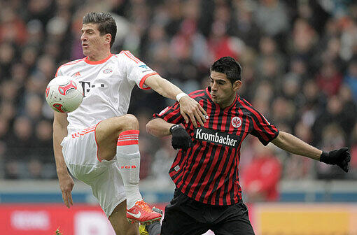 MARIO GOMEZ: Note 5. Erhielt den Vorzug vor Pizarro (Bank) und Mandzukic (erkältet zuhause). Bemerkenswerteste Szene: ein recht ungelenker Versuch, einen Elfmeter zu schinden (45.). Sonst: kein Torschuss! Bei Anderson und Zambrano war er weitestgehend abgemeldet. Knickte kurz vor seiner Auswechslung schmerzhaft um.