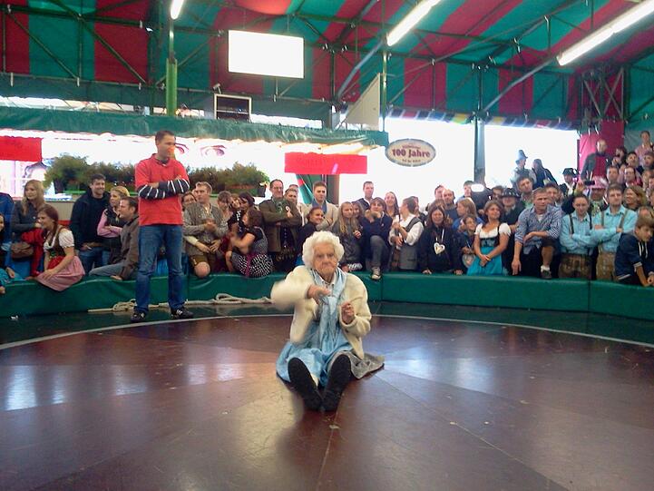 ÄLTESTE WIESNBESUCHERIN: Oma Ella ist 102 und liebt das Oktoberfest. Auf dem Teufelsrad und auf der Münchner Rutschn: Die AZ hat sie auf ihrem wilden Tag begleitet.