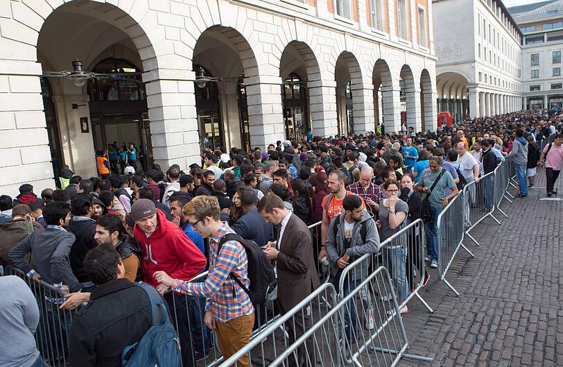 Wie hier in London stehen Apple-Jünger auf der ganzen Welt für das neue iPhone 6 Schlange.