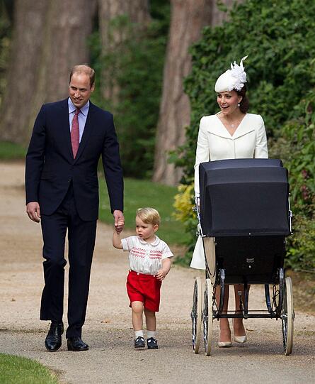 Kate und William haben am Sonntag ihre Tochter Charlotte in Norfolk taufen lassen. Auch der kleine Prinz George war mit dabei. Die Bilder.