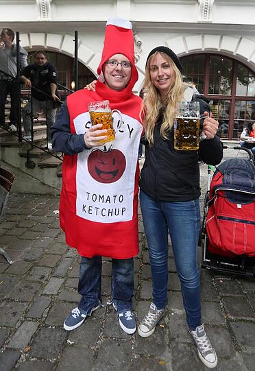 Fans lassen es beim Champions-League-Finale des FC Bayern gegen Dortmund rund um den Marienplatz krachen. Die Bilder