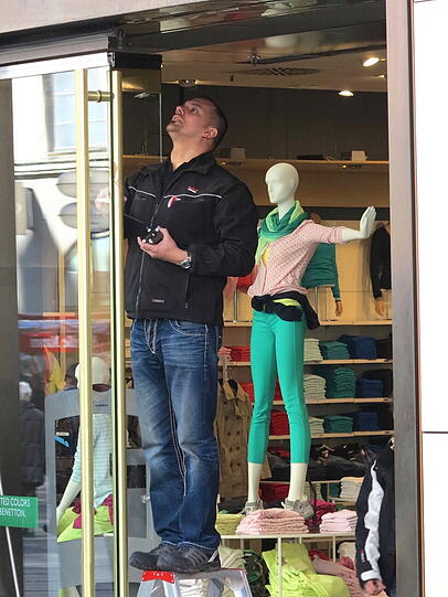 Ein Meister auf der Leiter mit seinem Schutzengel..