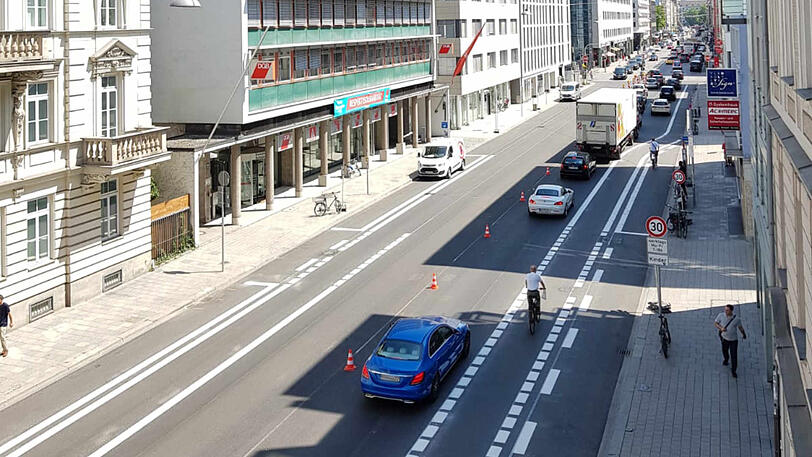 Autofahrer und Radler auf ihrer jeweils eigenen Spur: So soll es eigentlich auf der Schwanthalerstraße aussehen.