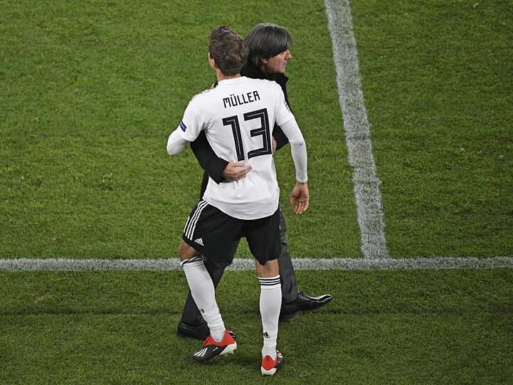 Bundestrainer Joachim Löw schickt Thomas Müller (l) auf das Feld.