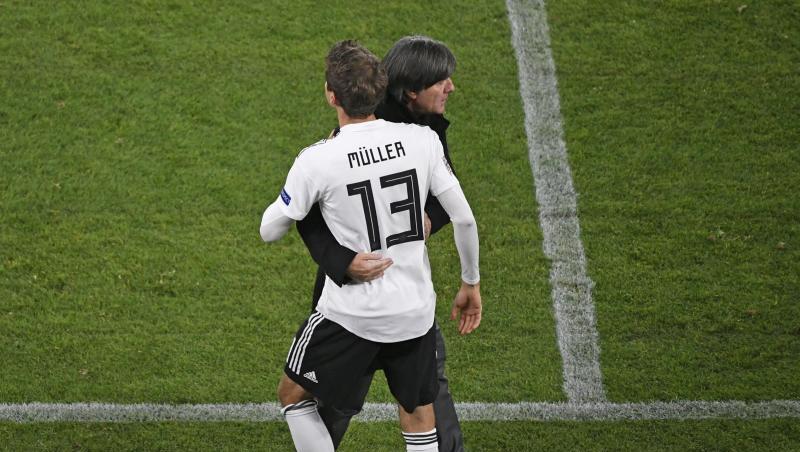 Bundestrainer Joachim Löw schickt Thomas Müller (l) auf das Feld.