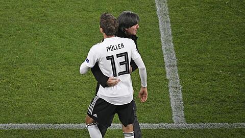Bundestrainer Joachim Löw schickt Thomas Müller (l) auf das Feld.