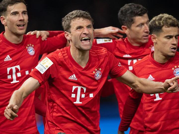 Thomas Müller (M) feiert seinen Treffer zum 1:0 gegen Hertha.