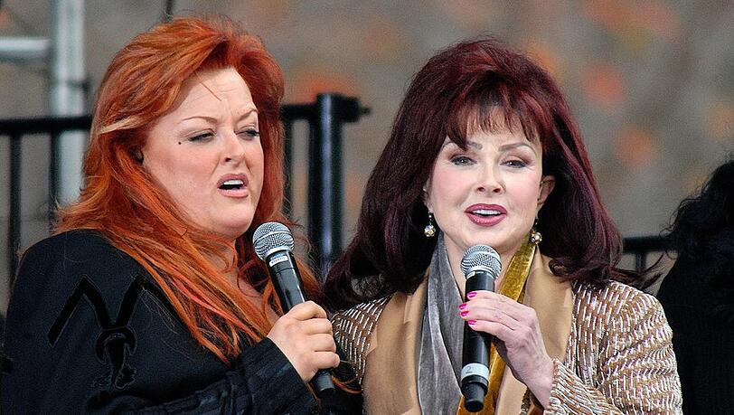 Naomi und Wynonna Judd bei einem Auftritt 2006.