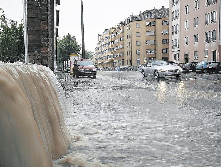 Sturzbäche überfluteten die Frankenstraße. Autos kamen dort am Samstagnachmittag nur noch im Schritttempo vorwärts. Foto: 10nach8