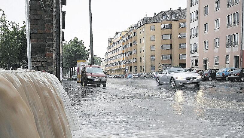 Sturzbäche überfluteten die Frankenstraße. Autos kamen dort am Samstagnachmittag nur noch im Schritttempo vorwärts. Foto: 10nach8 Sturzbäche überfluteten die Frankenstraße. Autos kamen dort am Samstagnachmittag nur noch im Schritttempo vorwärts. Foto: 10nach8