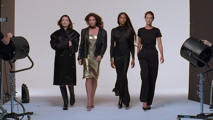 In der neuen, vierteiligen Dokumentation "The Super Models" auf Apple TV+ sprechen die Topmodels der 90er Jahre offen über ihr Leben und die Schattenseiten der Modebranche.