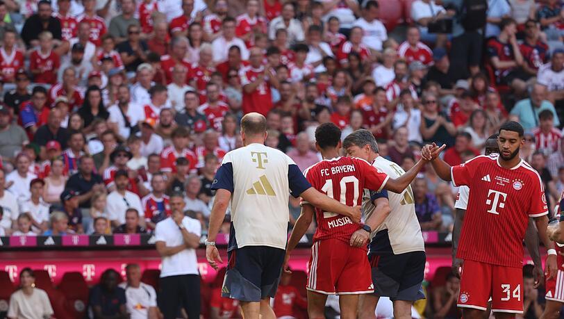 Bayern-Profi Jamal Musiala klatscht nach seiner Auswechslung im Test gegen Leipzig mit Neuzugang Ismael Saibari ab. Bayern-Profi Jamal Musiala klatscht nach seiner Auswechslung im Test gegen Leipzig mit Neuzugang Ismael Saibari ab.