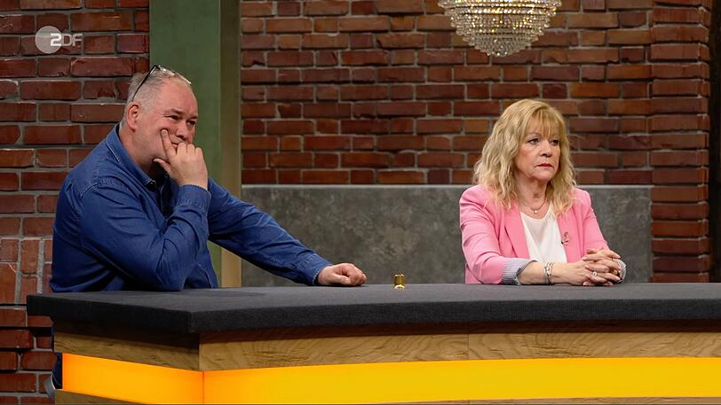 Elke Velten fragte sich beim Betrachten des &Ouml;lgem&auml;ldes zun&auml;chst, welche Geschichte hinter dem dargestellten Mann steckte. Walter Lehnertz vermutete schnell: "Die haben einfach Opa gemalt." Erst als Cazibe und Felix den H&auml;ndlerraum betraten, wurde das R&auml;tsel gel&ouml;st: Es handelte sich tats&auml;chlich um Felix' Urahnen, der selbst als Maler t&auml;tig war.