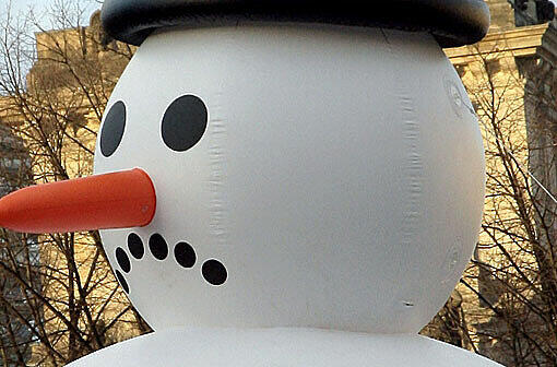 Ein aufblasbarer Schneemann (Symbobild)