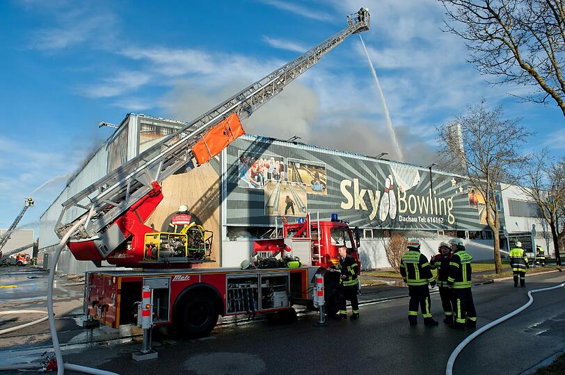 Beim Feuer in einer Bowling-Arena in Dachau rauchte es am frühen Dienstagnachmittag stark; auch ein angrenzendes Gebäude stand in Flammen.