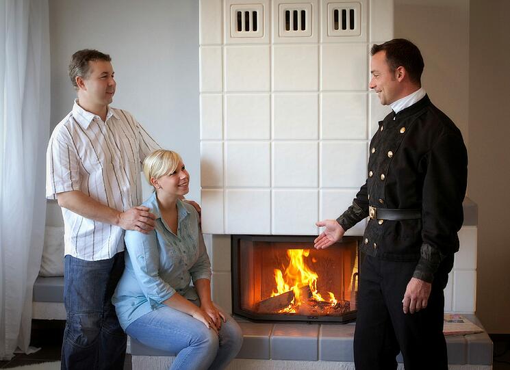 Wer einen wasserführenden Kamin plant, sollte Standort und Größe zuvor mit dem Schornsteinfeger besprechen.