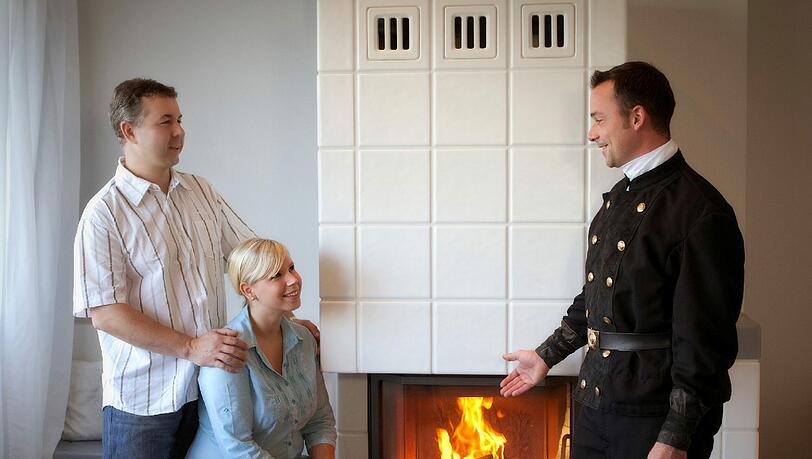 Wer einen wasserführenden Kamin plant, sollte Standort und Größe zuvor mit dem Schornsteinfeger besprechen. Wer einen wasserführenden Kamin plant, sollte Standort und Größe zuvor mit dem Schornsteinfeger besprechen.