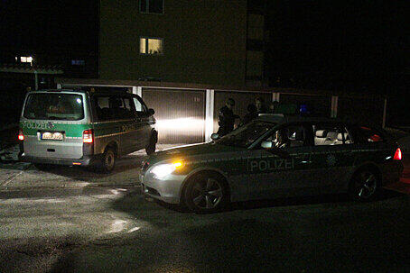 Kräfte des Spezialeinsatzkommandos SEK stürmen gegen 21.45 Uhr die Wohnung eines als gewalttätig bekannten Waldkraiburgers. Mit einer Waffe hatte der 30-Jährige am Mittwochnachmittag seine 34-jährige Lebensgefährtin angegriffen und bedroht. Die Frau war auf die Straße geflüchtet und hatte die Polizei verständigt. Sie wurde leicht verletzt.