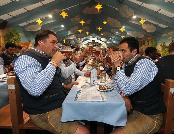 Die Löwen auf der Wiesn: 1860-Präsident Gerhard Mayrhofer und Noor Basha, dem Statthalter des Investors.