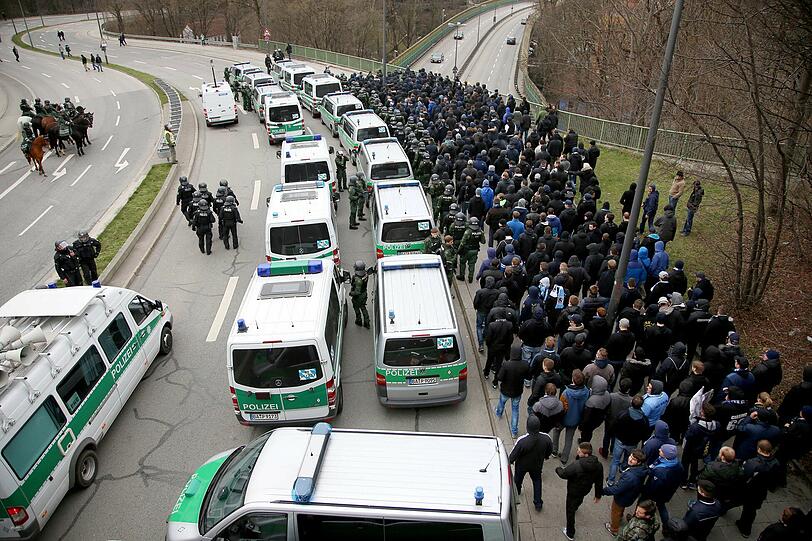 Bengalos, Chinaböller, Flaschenwürfe: FC Bayern II gegen TSV 1860 II: Die Bilder von Aufmarsch der Fans. 1000 Polizei-Beamte sind im Einsatz.