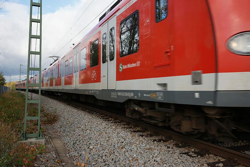 Die Warterei wegen des Bahnverkehrs nervt die Allacher - und den Bezirksausschuss.