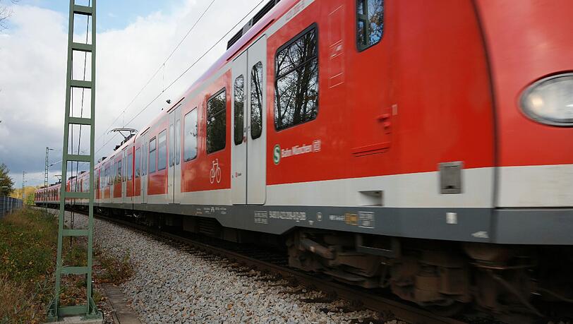 Die Warterei wegen des Bahnverkehrs nervt die Allacher - und den Bezirksausschuss. Die Warterei wegen des Bahnverkehrs nervt die Allacher - und den Bezirksausschuss.