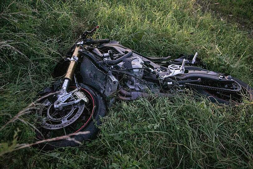 Der Motorradfahrer prallte mit hoher Wucht in einen abbiegenden Audi und zog sich dabei tödliche Verletzungen zu.