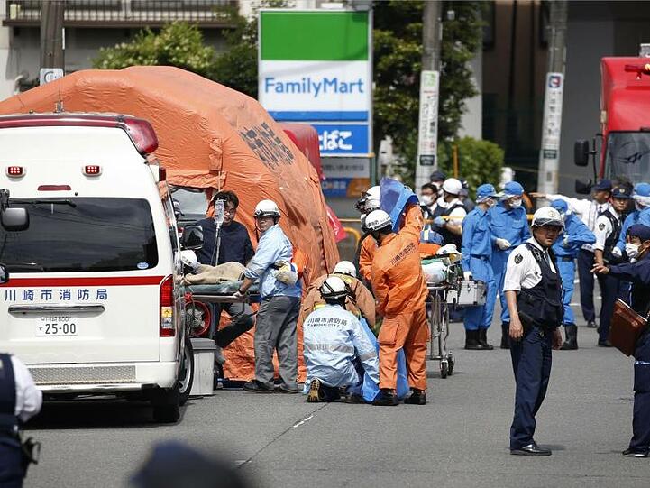 Rettungskräfte am Tatort in Tokio.