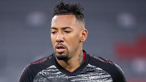 Jérôme Boateng vom FC Bayern München wärmt sich auf.