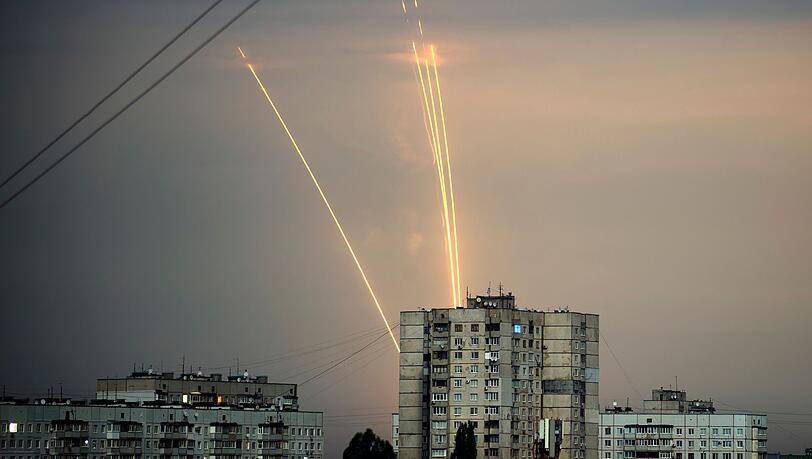 Die Ruhe über dem Morgenhimmel der ukrainischen Stadt Charkiw wird von ankommenden russischen Raketen zerstört.
