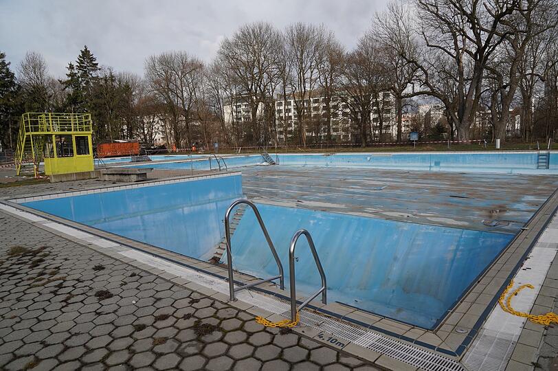 Letzten Sommer war das Schwimmerbecken bei "Fluffy Clouds" noch für Beachvolleyball mit Sand gefüllt. Jetzt wird es saniert.
