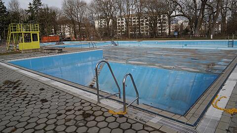 Letzten Sommer war das Schwimmerbecken bei "Fluffy Clouds" noch für Beachvolleyball mit Sand gefüllt. Jetzt wird es saniert.
