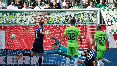 Hertha-Nachwuchshoffnung Ibrahim Maza (2.v.r) erzielte den 1:1-Ausgleich in Wolfsburg.