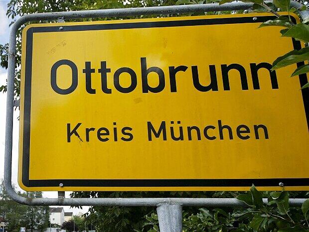 Der Mann erlitt bei der Maibaumfeier in Ottobrunn einen Herzstillstand.