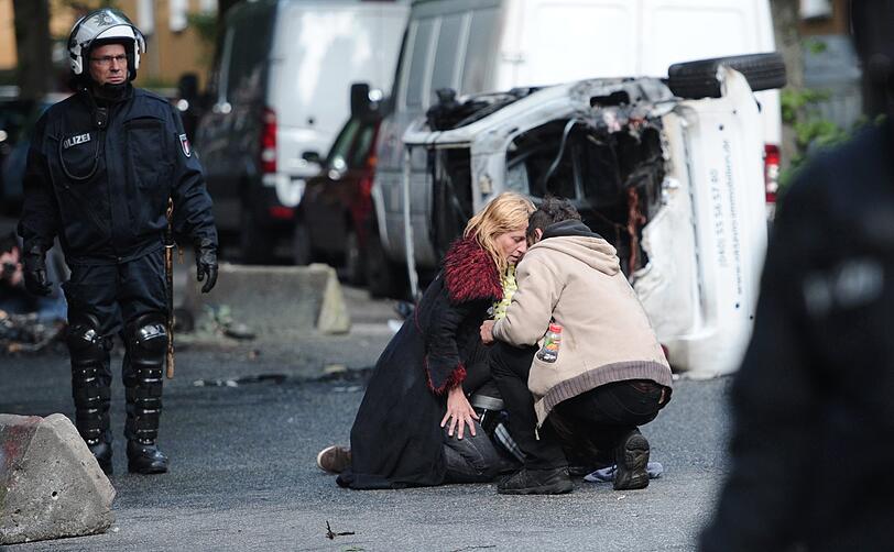 Brennende Straßenblockaden und aggressive Demonstranten: Bei einer Kundgebung von Rechtsextremisten zum "Tag der Deutschen Zukunft" kam es am Samstag in Hamburg zu schweren Ausschreitungen. Trotz eines Großaufgebots der Polizei mit mehreren tausend Beamten aus mehreren Bundesländern konnte sie Rechte und linke Gegendemonstranten nicht immer auseinanderhalten. Mehrere tausend Menschen und ein breites Bündnis aus Parteien, Gewerkschaften, Vereinen, Kirchen und anderen gesellschaftlichen Organisationen hatten sich gegen die rechte Kundgebung formiert.