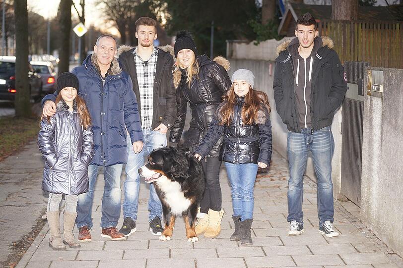 Eine sechsköpfige, italienische Familie aus München:
Gastronom Antonio Bruno (53): &bdquo;Ich wünsche mir einen Sechser im Lotto. Dann würde ich sechs Monate Urlaub auf Hawaii mit der ganzen Familie verbringen und eine dicke Spende für arme Kinder geben."
Manuela (38): &bdquo;Ich will noch mehr Spaß haben mit der Familie und mehr unternehmen.&ldquo;
Leonardo (19): &bdquo;Ein BMW X6 wäre super genial. Ich mag das Design und die Technik des schnellen Fahrzeugs.&ldquo;
Roberto (18): &bdquo;Ich wünsche mir einen Hochleistungs-PC, damit ich meine Arbeiten für die Berufsschule schneller erledigen kann.&ldquo;
Stella (10): &bdquo;Ich wünsche mir ein Handy, weil ich mehr mit meinen Freundinnen SMS schicken will.&ldquo;
Chiara (10): &bdquo;Ich wünsche mir eine Kamera, weil ich damit viele lustige Bilder knipsen will.&ldquo;